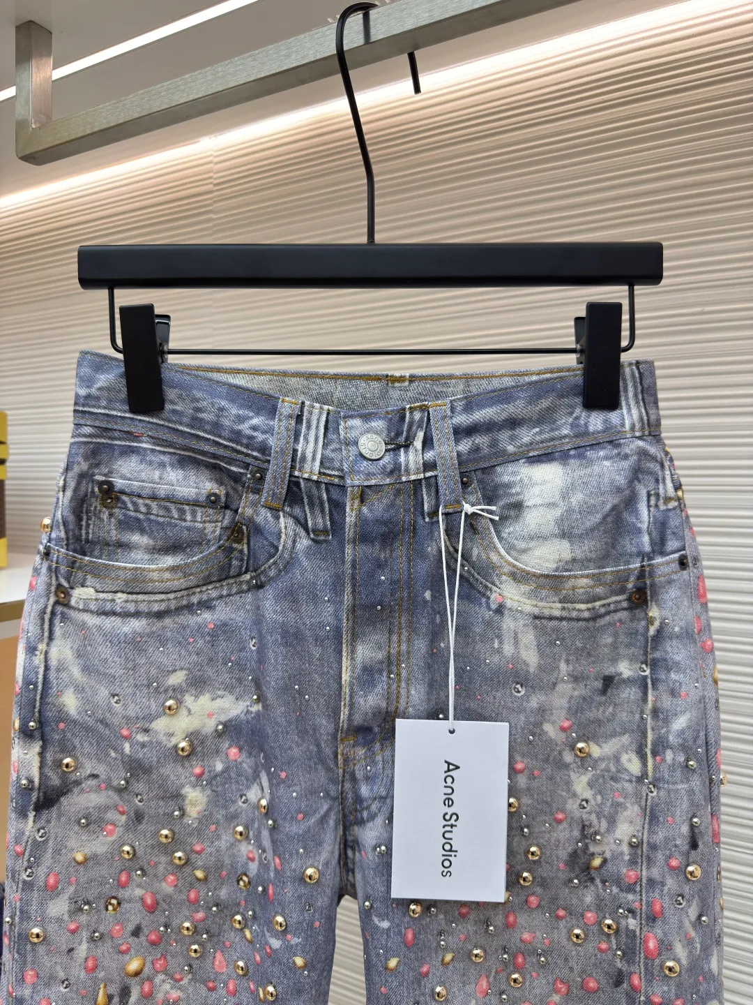 Acne Studios Japan Minami Aoyama capsule series jeans ●Authentic product: 7599 purchase and development ●Item number: 1680089-B10 ●Material: denim fabric ●Technology: three-dimensional beading ●Version: loose version ●Weight: about 625 grams ●Size: 34-36-38-40 ●Description: Part of the printing part is three-dimensional beading, the effect of the collision of the two processes! The overall wiring is straight and delicate, the fabric is comfortable and soft, and the color is consistent without color difference. It can be matched with the same style to create a fashionable look and control various occasions. Customized accessories, complete with three standards, same style for men and women!